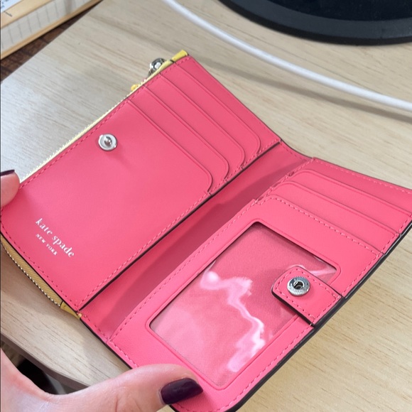Kate Spade Devin Small Slim Bifold Wallet in yellow - excellent condition - Picture 5 of 5